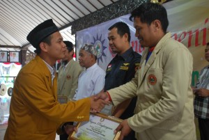 Jumanto Terima Penghargaan yang diserahkan oleh Ketua PW IPM Provinsi Jawa Tengah