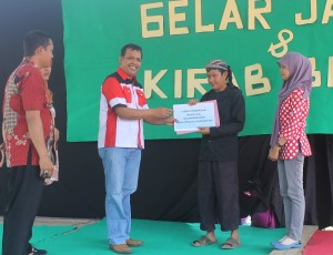 Kabid Pariwisata memberikan bantuan uang pembinaan kepada pegiat seni Dayakan