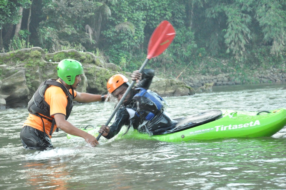 Kembangkan Wisata Air,  Staf Dispar Kabupaten Puncak Jaya Belajar Kayak di Purbalingga
