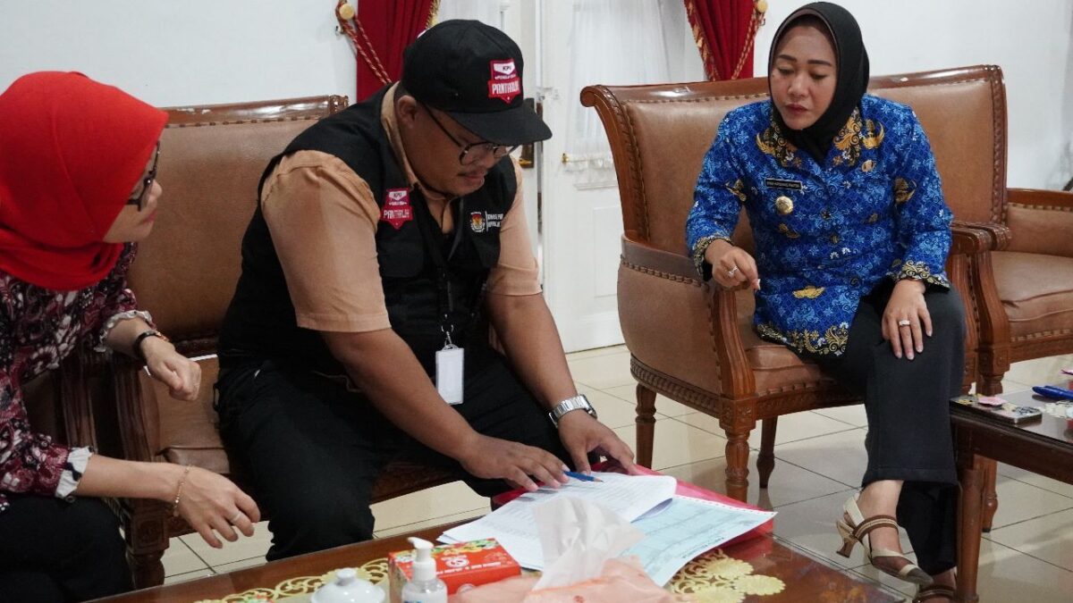 Didatangi Petugas Pantarlih, Bupati Tiwi Jalani Coklit Pemilu 2024